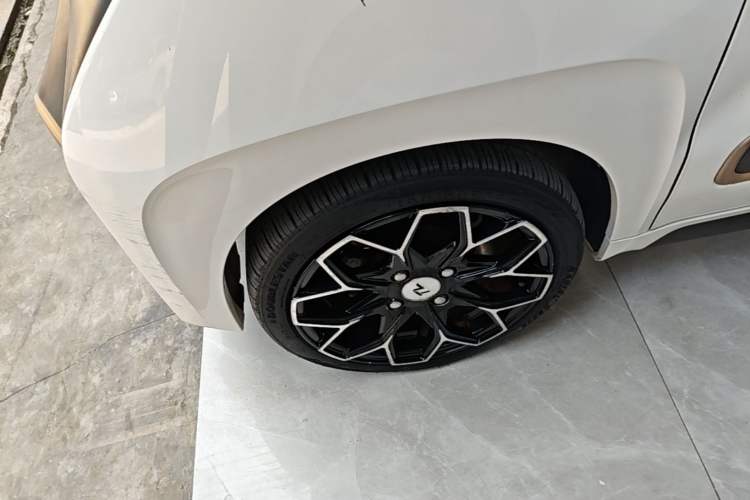 Used Baojun E200 2018 Intelligent Driving Edition Left Front Wheel Hub
