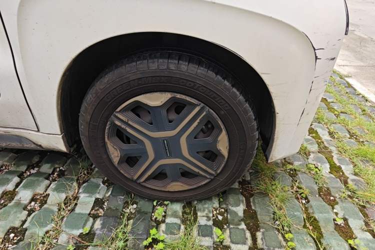 Used Baojun E200 2018 Intelligent Driving Edition Right Front Wheel Hub