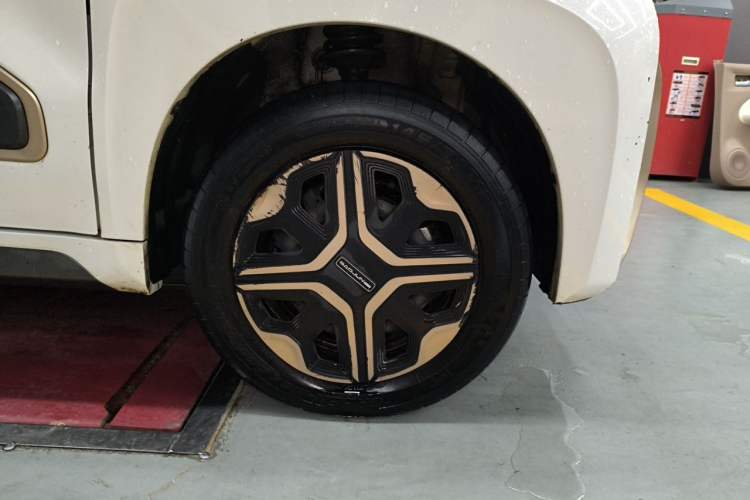 Used Baojun E200 2018 Intelligent Driving Edition Right Front Wheel Hub
