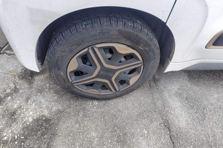 Used Baojun E200 2018 Intelligent Driving Edition Right Rear Wheel Hub