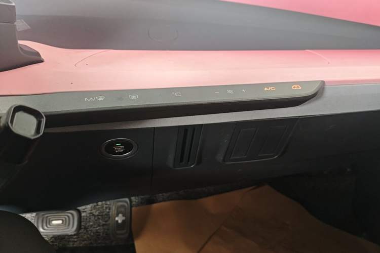 Used Baojun E200 2019 250KM Smart Enjoyment Version Audio And AC Panel