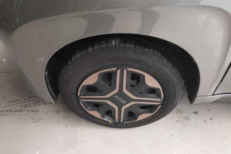 Used Baojun E200 2019 250KM Smart Drive Edition Left Front Wheel Hub