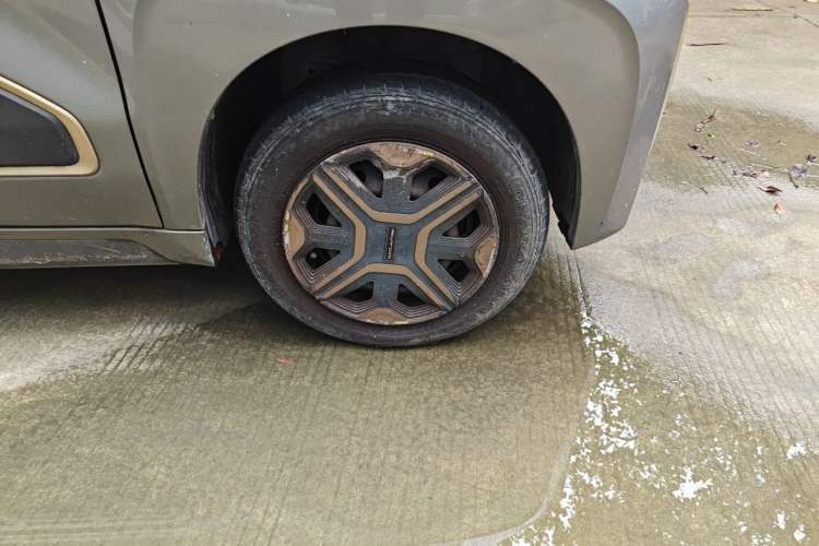 Used Baojun E200 2019 250KM Smart Drive Edition Right Front Wheel Hub