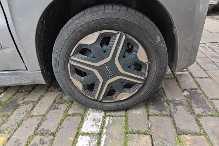Used Baojun E200 2019 250KM Smart Drive Edition Right Front Wheel Hub