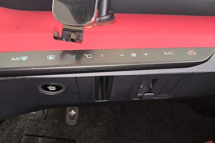 Used Baojun E200 2019 250KM Smart Enjoyment Version Audio And AC Panel