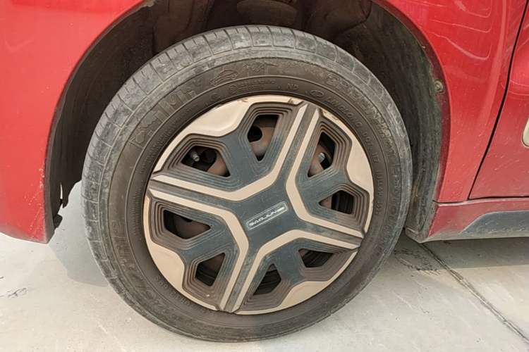 Used Baojun E200 2019 250KM Smart Drive Edition Left Front Wheel Hub