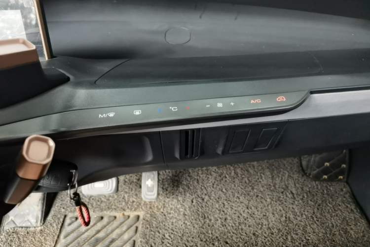 Used Baojun E200 2019 250KM Smart Drive Edition Audio And AC Panel
