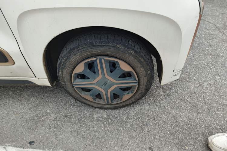 Used Baojun E200 2019 250KM Smart Drive Edition Right Front Wheel Hub