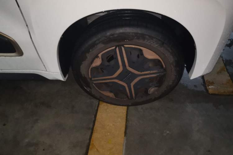 Used Baojun E200 2019 250KM Smart Drive Edition Right Front Wheel Hub