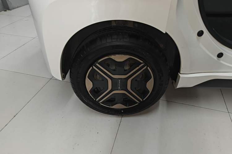 Used Baojun E200 2019 250KM Smart Drive Edition Right Rear Wheel Hub