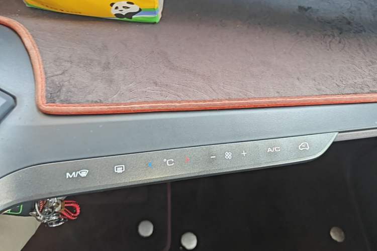 Used Baojun E200 2020 305KM Smart Drive Version Audio And AC Panel