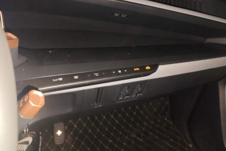 Used Baojun E200 2020 305KM Smart Drive Version Audio And AC Panel