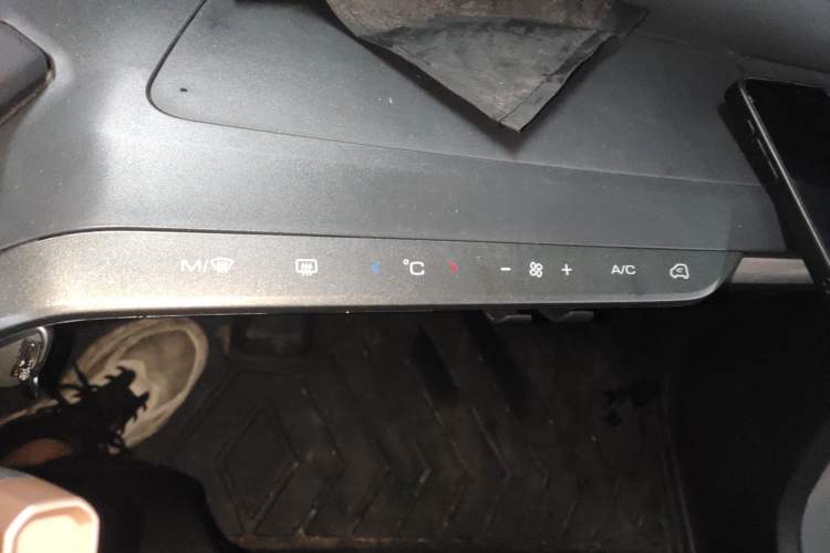 Used Baojun E200 2020 305KM Smart Drive Version Audio And AC Panel