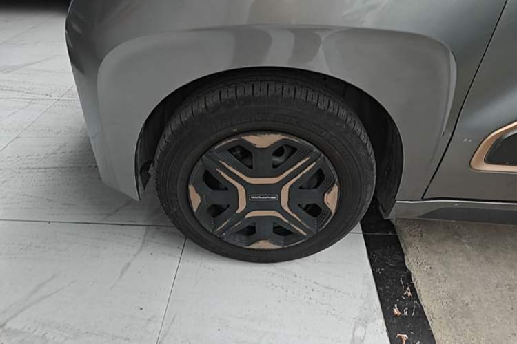 Used Baojun E200 2020 305KM Smart Drive Version Left Front Wheel Hub