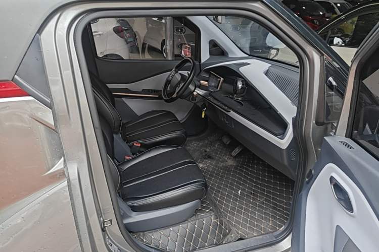 Used Baojun E200 2020 305KM Smart Drive Version Right Front Seat