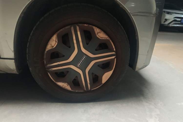Used Baojun E200 2020 305KM Smart Drive Version Right Front Wheel Hub