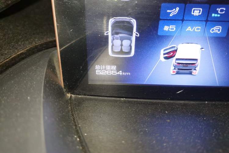 Used Baojun E200 2020 305KM Smart Drive Version Odometer Close Up