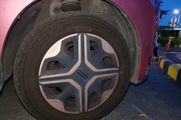 Used Baojun E200 2020 305KM Smart Drive Version Right Front Wheel Hub