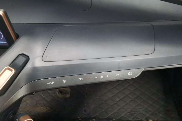 Used Baojun E200 2020 305KM Smart Drive Version Audio And AC Panel