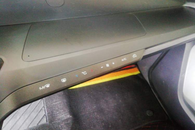 Used Baojun E200 2020 305KM Smart Drive Version Audio And AC Panel