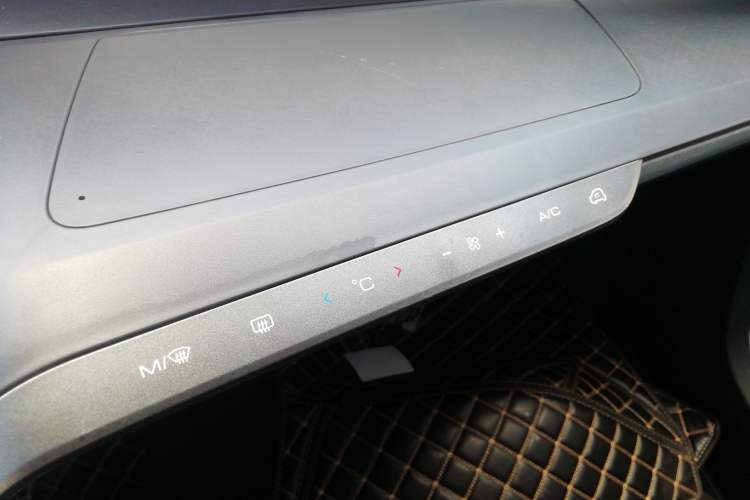 Used Baojun E200 2020 305KM Smart Enjoyment Version Audio And AC Panel