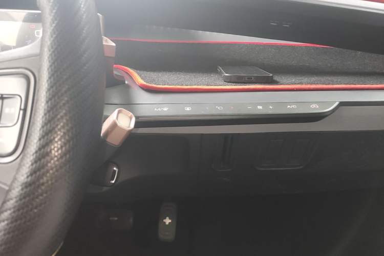 Used Baojun E200 2020 305KM Smart Drive Version Audio And AC Panel