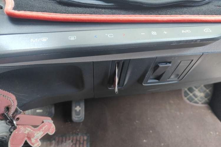 Used Baojun E200 2020 305KM Smart Drive Version Audio And AC Panel