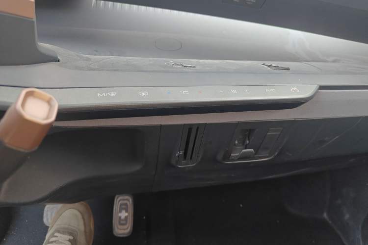 Used Baojun E200 2020 305KM Smart Drive Version Audio And AC Panel