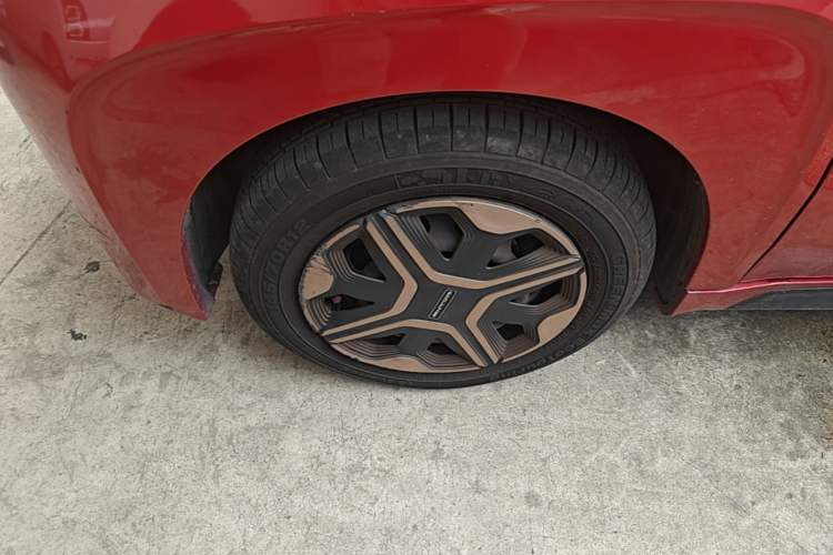 Used Baojun E200 2020 305KM Smart Drive Version Left Front Wheel Hub