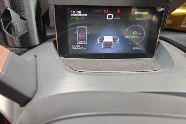 Used Baojun E200 2020 305KM Smart Drive Version Odometer Close Up