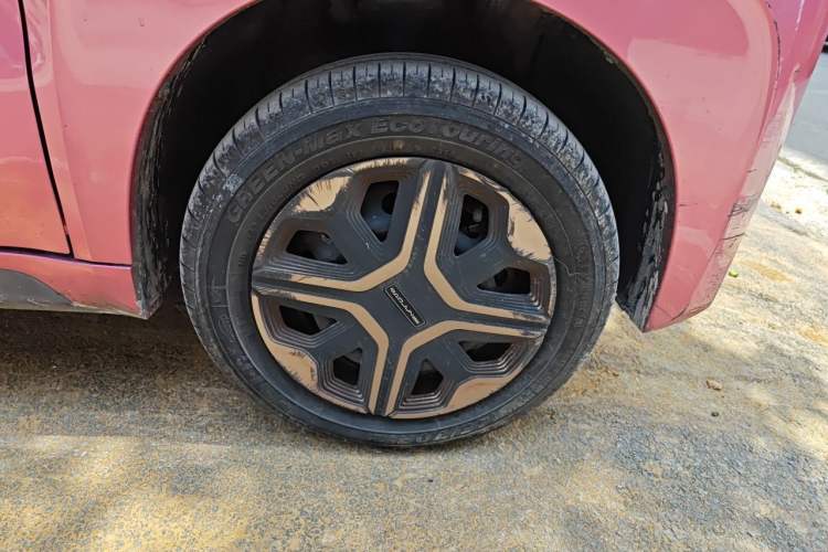 Used Baojun E200 2020 305KM Smart Drive Version Right Front Wheel Hub