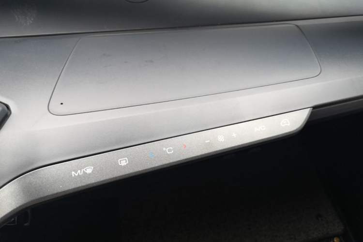 Used Baojun E200 2020 305KM Smart Drive Version Audio And AC Panel