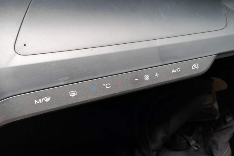 Used Baojun E200 2020 305KM Smart Drive Version Audio And AC Panel
