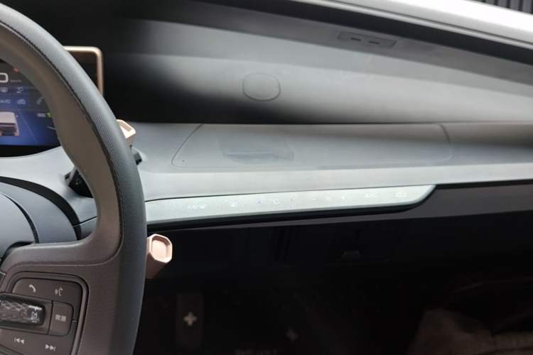 Used Baojun E200 2020 305KM Smart Drive Version Audio And AC Panel