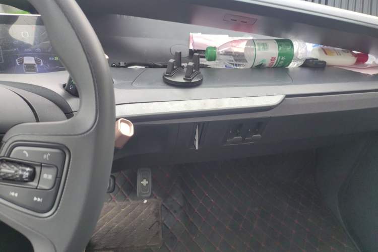 Used Baojun E200 2020 305KM Smart Drive Version Audio And AC Panel