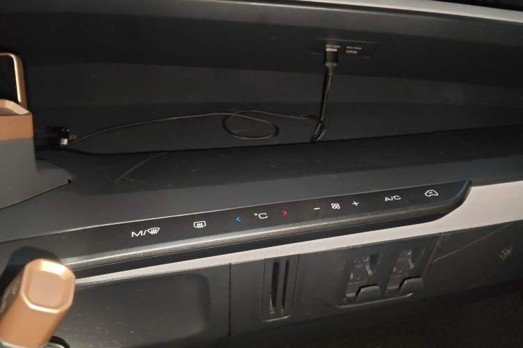 Used Baojun E200 2020 305KM Smart Drive Version Audio And AC Panel