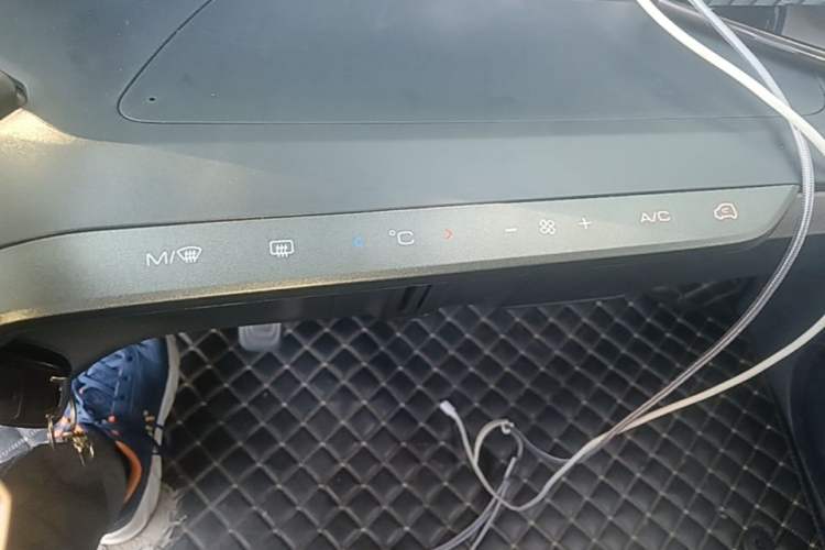 Used Baojun E200 2020 305KM Smart Drive Version Audio And AC Panel