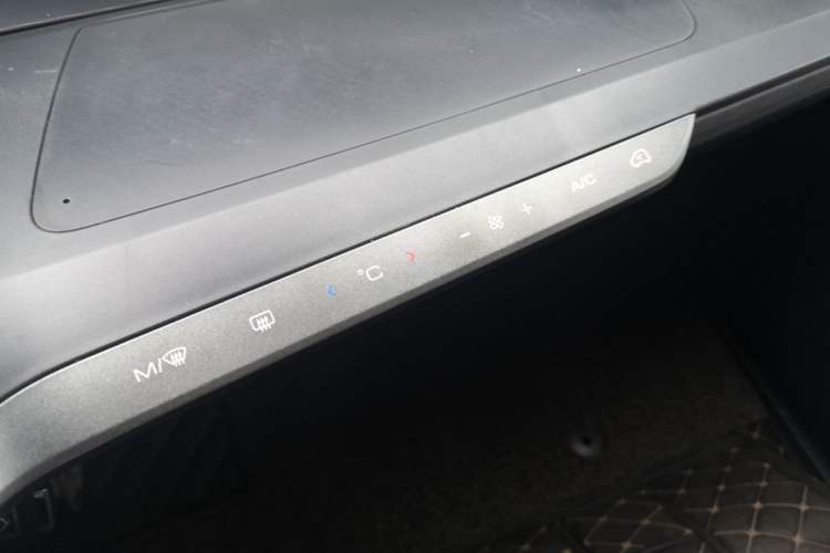 Used Baojun E200 2020 305KM Smart Drive Version Audio And AC Panel