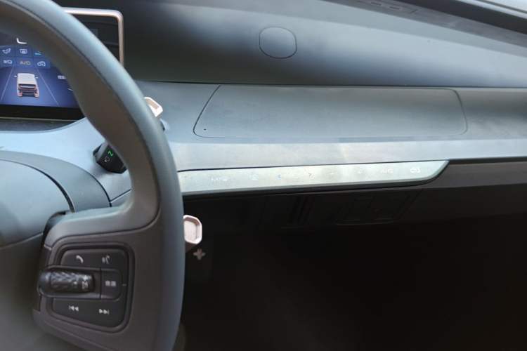 Used Baojun E200 2020 305KM Smart Drive Version Audio And AC Panel