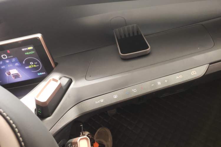 Used Baojun E200 2020 305KM Smart Drive Version Audio And AC Panel