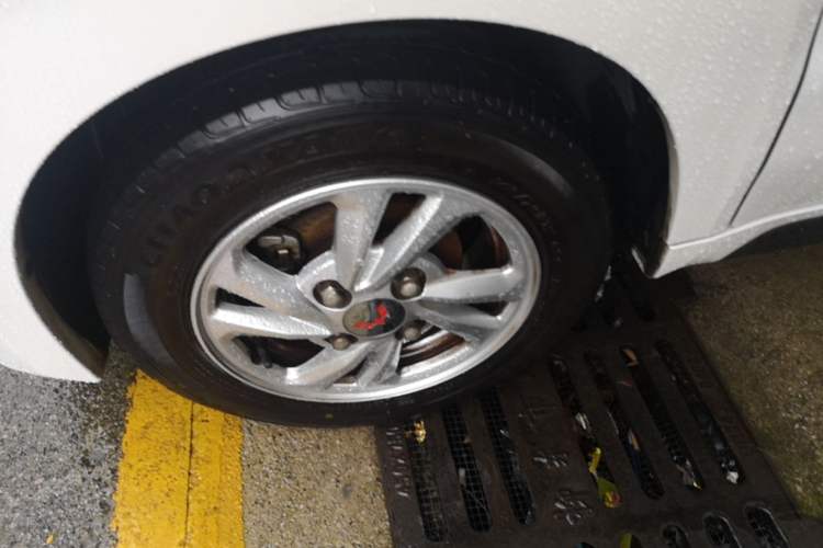 Used Baojun E200 2020 305KM Smart Drive Version Left Front Wheel Hub