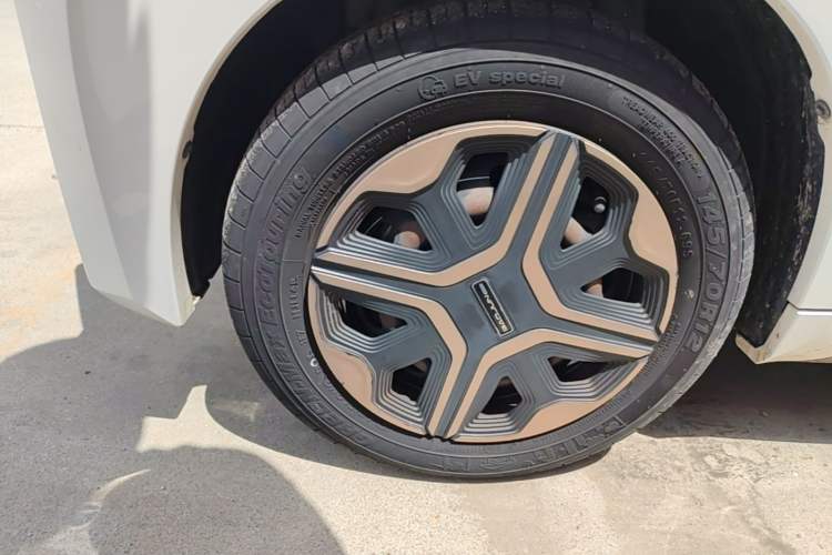 Used Baojun E200 2020 305KM Smart Drive Version Left Front Wheel Hub