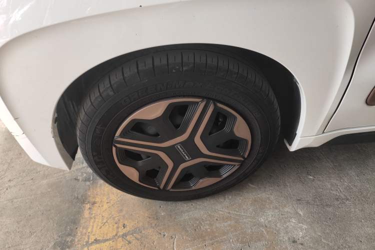 Used Baojun E200 2020 305KM Smart Drive Version Left Front Wheel Hub