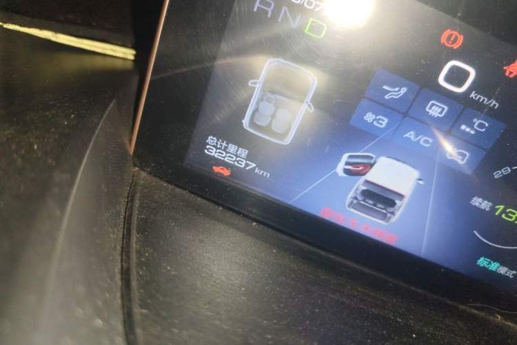 Used Baojun E200 2020 305KM Smart Drive Version Odometer Close Up