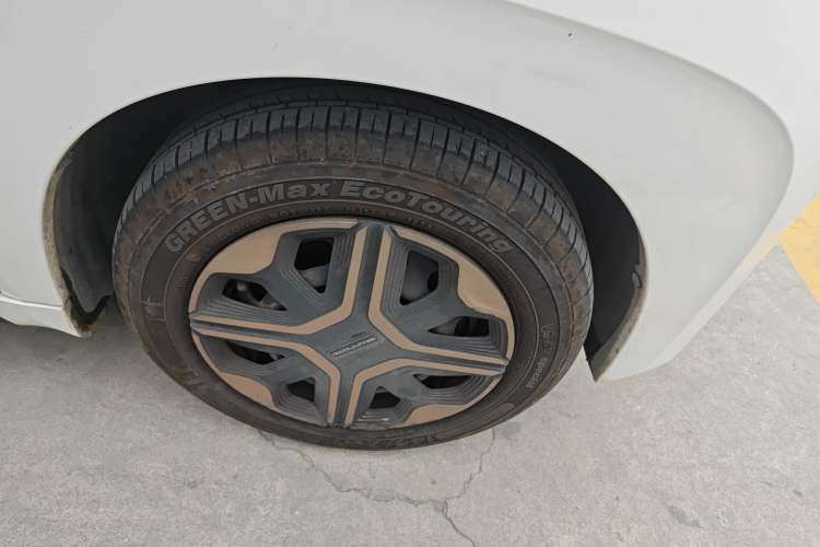 Used Baojun E200 2020 305KM Smart Drive Version Right Front Wheel Hub