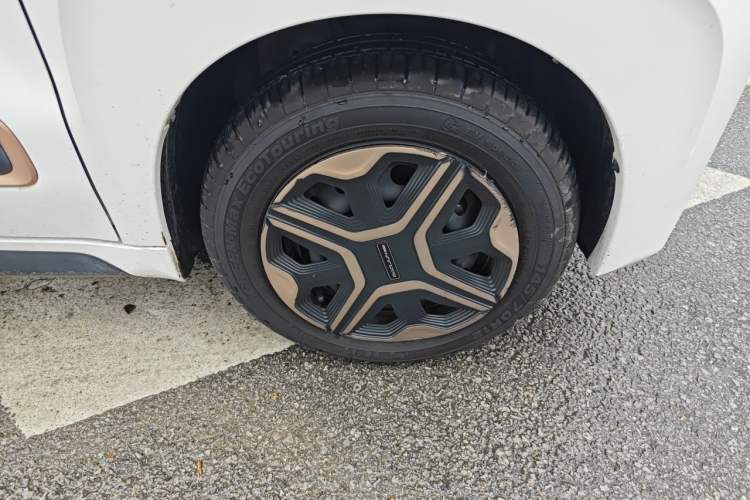 Used Baojun E200 2020 305KM Smart Drive Version Right Front Wheel Hub
