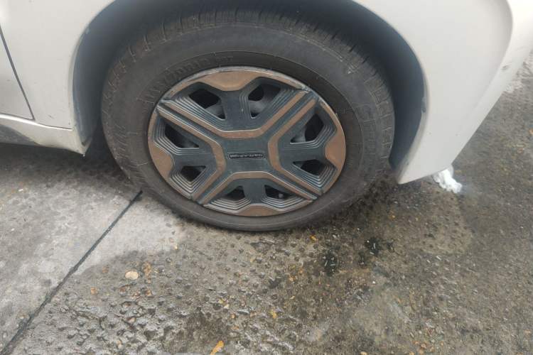 Used Baojun E200 2020 305KM Smart Drive Version Right Front Wheel Hub