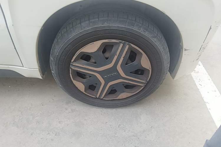 Used Baojun E200 2020 305KM Smart Drive Version Right Front Wheel Hub