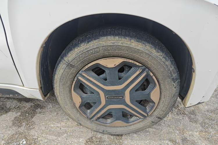 Used Baojun E200 2020 305KM Smart Drive Version Right Front Wheel Hub