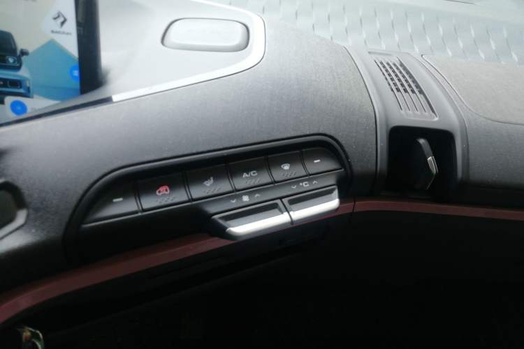 Used Baojun E300 2020 Star Travel Edition Audio And AC Panel